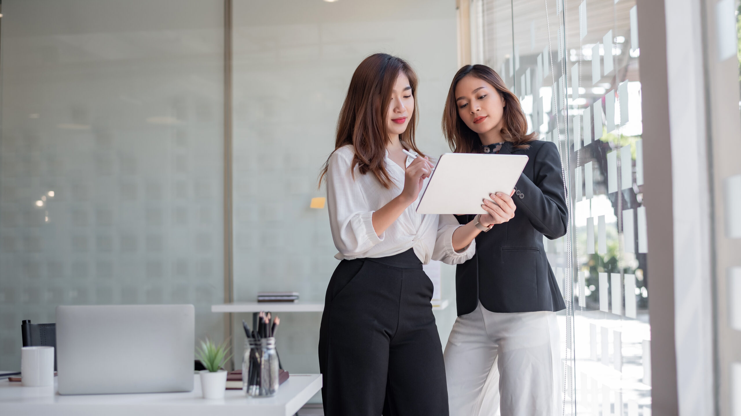 Two,Asian,Business,Woman,Work,Together,To,Get,The,Job